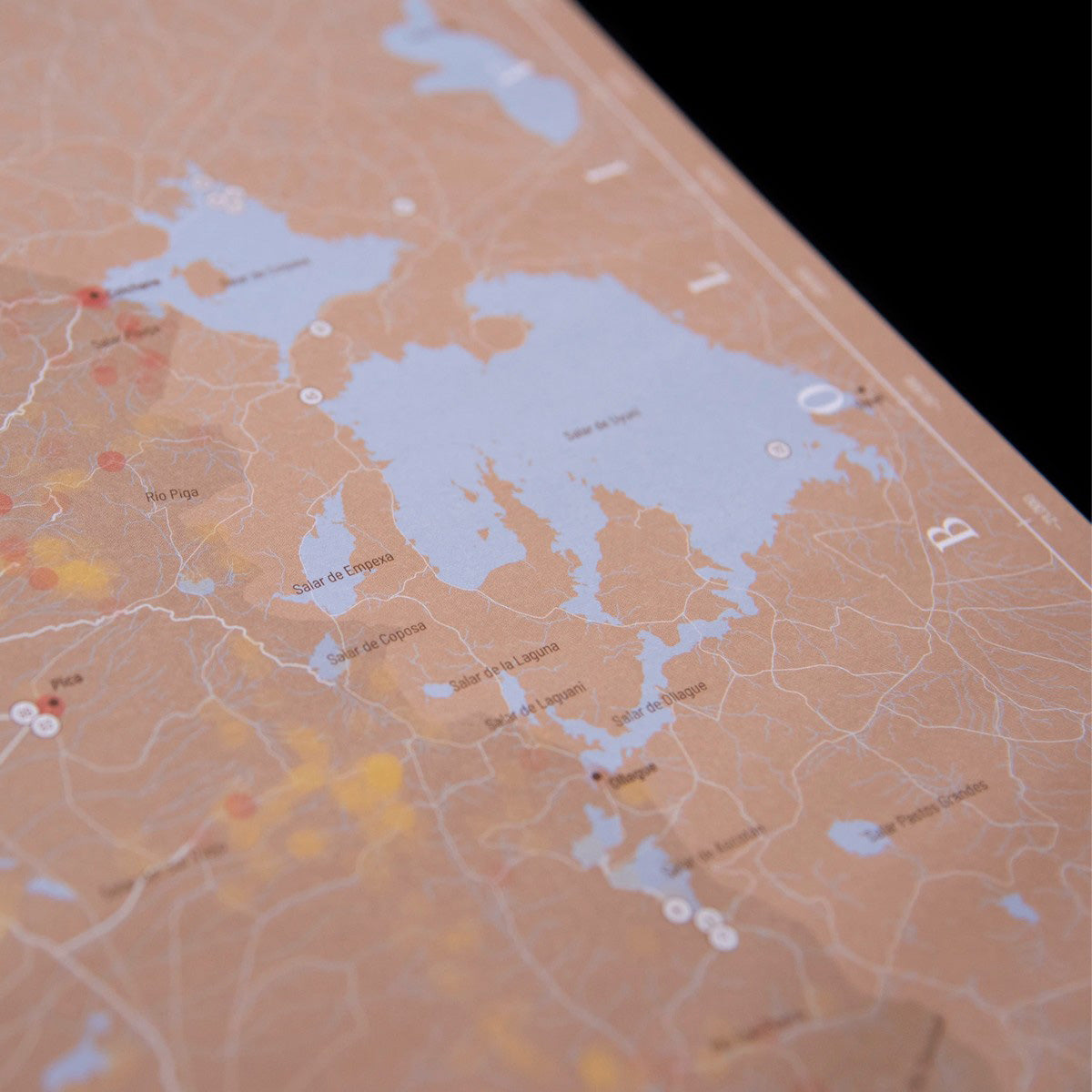 El Paisaje Mineral Tiene El Cielo Celeste Y Dos Montañas Blancas