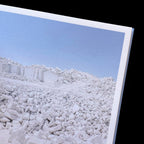 El Paisaje Mineral Tiene El Cielo Celeste Y Dos Montañas Blancas